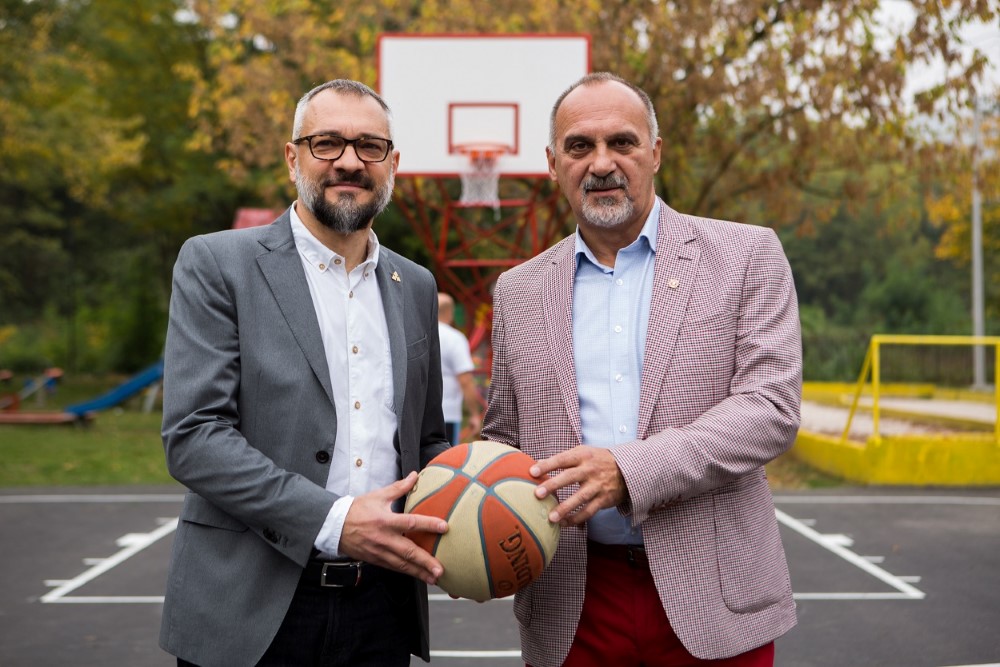 uspješno završen projekat „za više košarke“ - obnovljena četiri košarkaška terena u tuzli